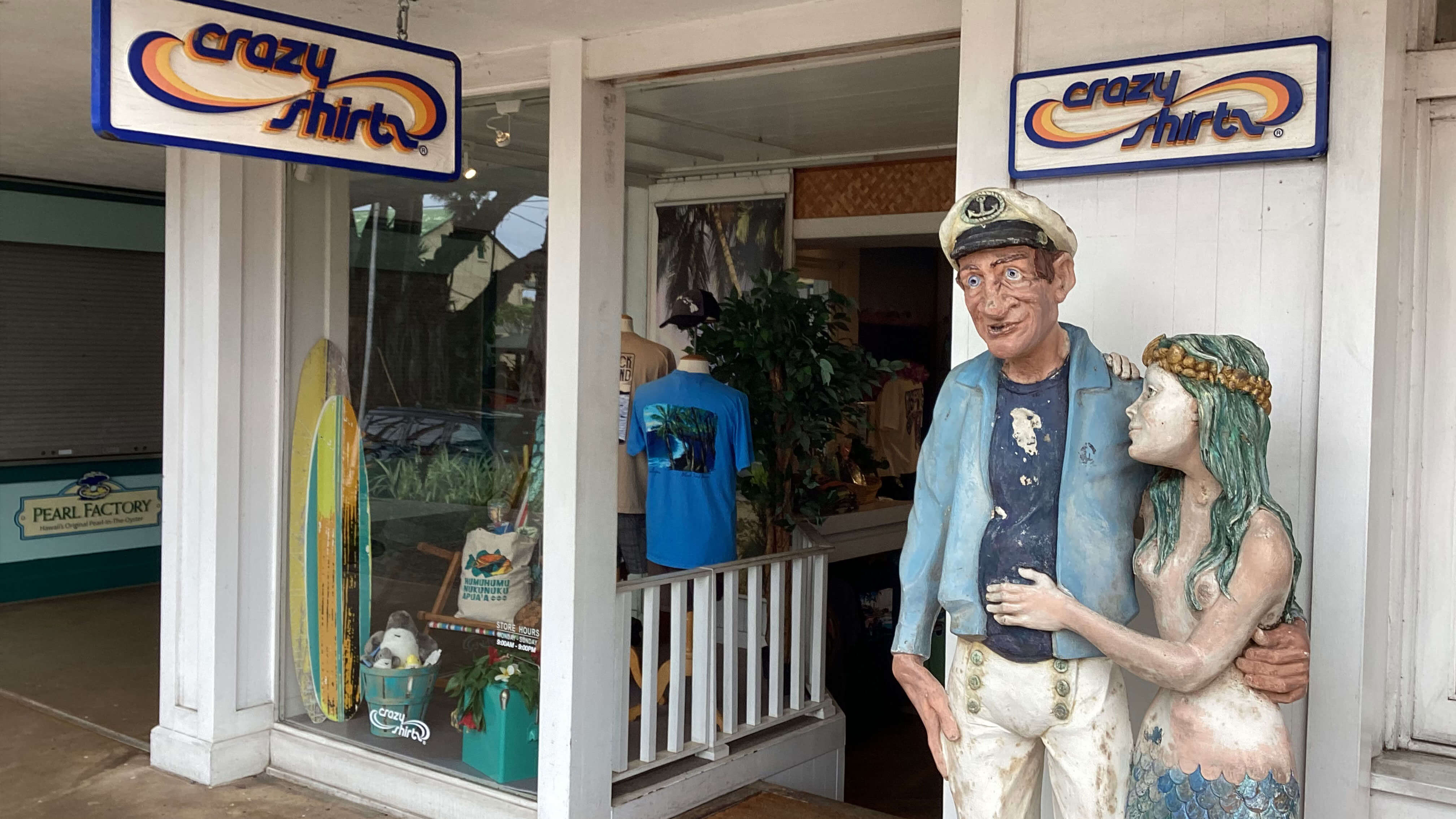 Kona Marketplace storefront with 'crazy shirts' sign and mannequins in front