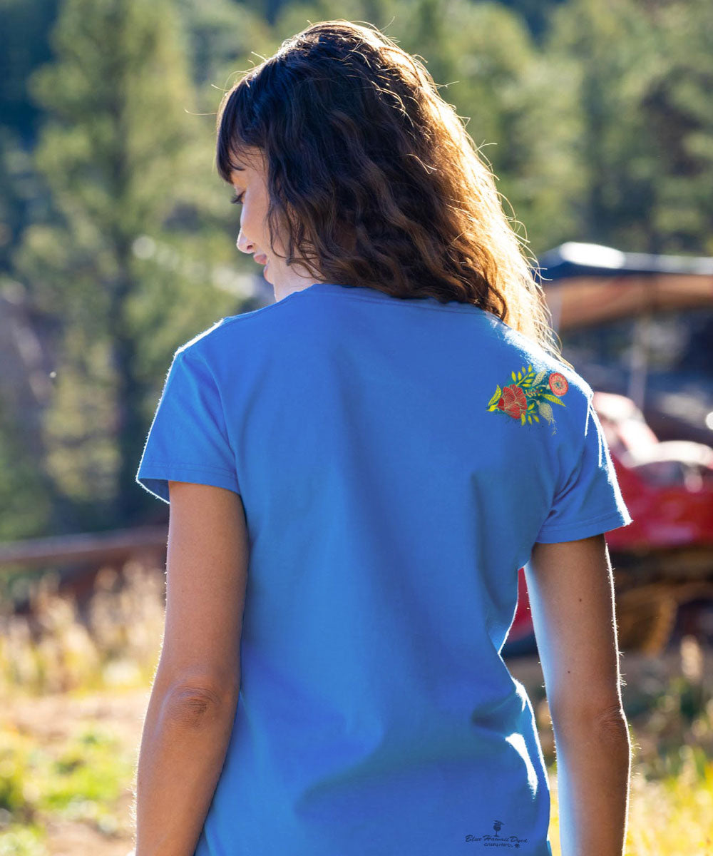 woman wearing a blue t shirt outdoors View 3