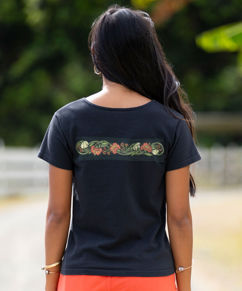 Winding Hibiscus - Black Short Sleeve Scoop Neck T-Shirt